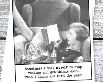 Puede incluir: Tarjeta de felicitación en blanco y negro con una imagen vintage de una mujer leyendo en un sillón. La tarjeta incluye el texto: "Sometimes I tell myself to stop reading and get things done. Then I laugh and turn the page."