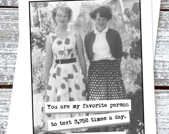 Puede incluir: Una foto en blanco y negro de dos mujeres con ropa vintage. El texto dice "Eres mi persona favorita para enviar mensajes de texto 3.752 veces al día. ¡Feliz cumpleaños!"