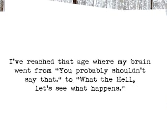 Puede incluir: Una tarjeta blanca con texto negro. El texto dice: "He llegado a esa edad en la que mi cerebro pasó de 'Probablemente no deberías decir eso' a 'What the Hell, veamos qué pasa.'" La tarjeta está sobre una superficie de madera.