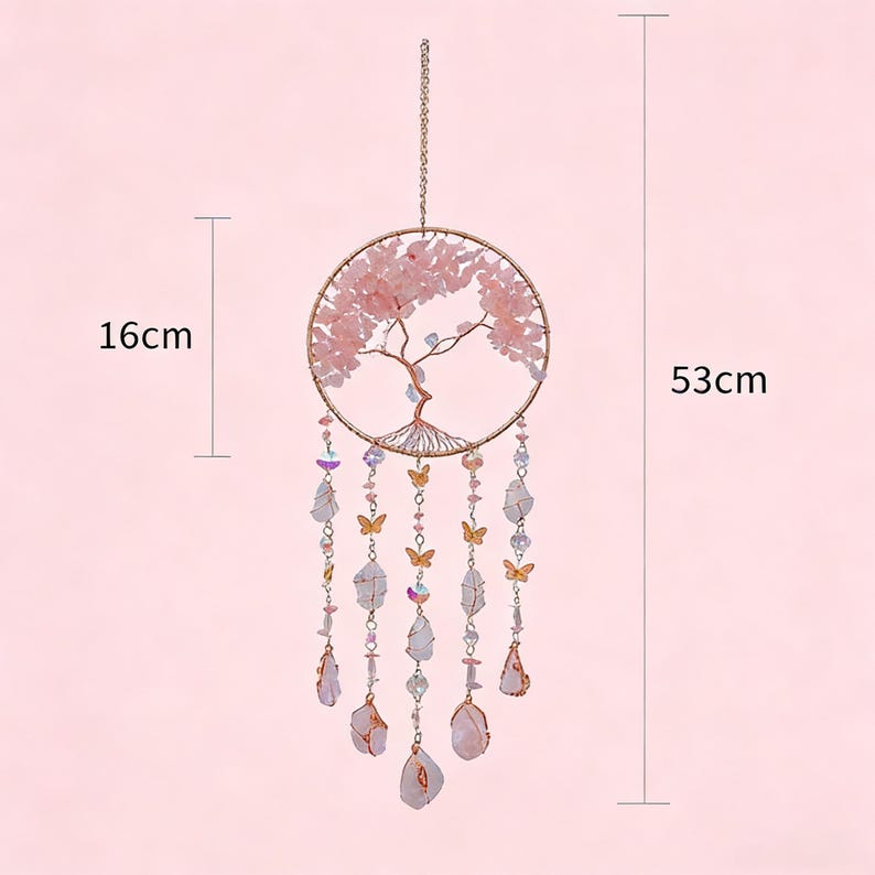 Puede incluir: Adorno colgante decorativo con dise&ntilde;o de &aacute;rbol, cristales rosas y mariposas. El marco circular mide 16 cm de ancho y la longitud total es de 53 cm. Tiene una cadena dorada para colgar.