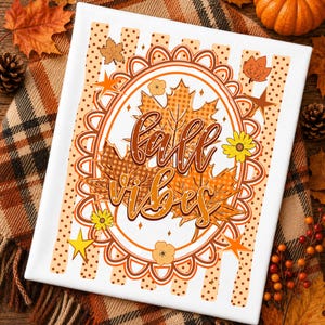 Op de afbeelding: Een rechthoekig wit canvas met een centraal ovaal frame met een geschulpte rand. Binnenin het frame bevinden zich oranje en bruine esdoornbladeren met ruitpatronen en de tekst fall vibes in cursief schrift. De achtergrond heeft verticale strepen.