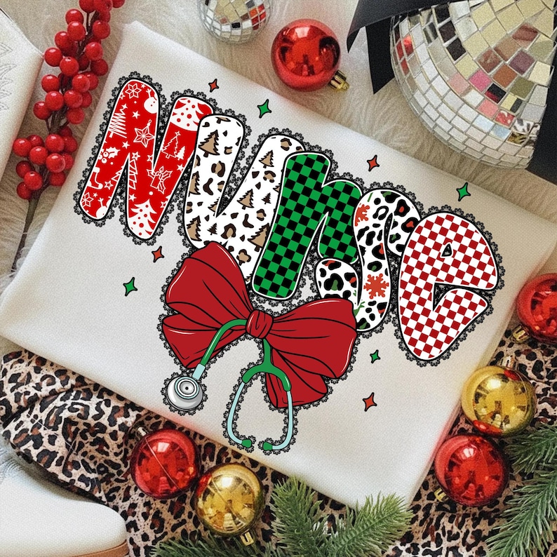 Peut inclure: Un sweat-shirt blanc avec le mot "NURSE" dans un design festif. Les lettres pr&eacute;sentent des motifs tels que des arbres de No&euml;l, des imprim&eacute;s l&eacute;opard et des motifs &agrave; carreaux. Un n&oelig;ud rouge et un st&eacute;thoscope sont &eacute;galement pr&eacute;sents. Des boules de No&euml;l entourent le sweat-shirt.