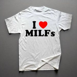 Débardeur "I Love Milfs" Avec Cœur Rouge - Coupe Classique, Léger, Manches Doubles