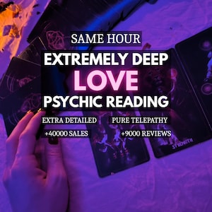 以下が含まれることがあります： 紫色の照明の下に広げられたタロットカードのセット。SAME HOUR EXTREMELY DEEP LOVE PSYCHIC READING、EXTRA DETAILED、PURE TELEPATHY、+40000 SALES、+9000 REVIEWSというテキストが表示されています。1枚のカードにはSTRENGTHと明記されています。