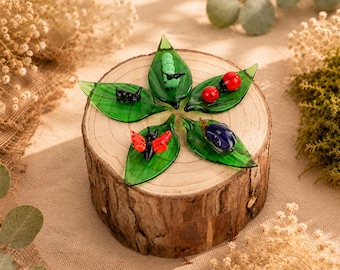 Ornamento artigianale in vetro a forma di insetto su foglia, mini decorazione da scrivania, confezione regalo personalizzata con incisione, regalo di compleanno per gli amanti degli insetti.