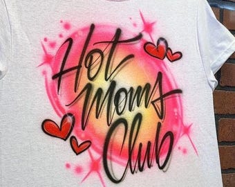 T-shirts met aangepaste naam airbrush-shirt: gedurfd graffitiontwerp - handgemaakt, gepersonaliseerde kleuren, duurzame stofverf