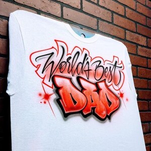 Camiseta "El mejor papá del mundo" / Camiseta estilo grafiti para el Día del Padre con letras mayúsculas en rojo y negrita / Regalo personalizado para papás geniales