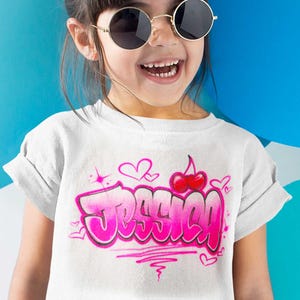 Camiseta com nome de cereja para meninas | Camiseta com letras de grafite rosa, corações e nome personalizado | Roupa de aniversário Y2K ou presente fofo para adolescentes