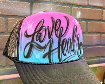 Custom Airbrushed Trucker Mütze | Personalisierte Airbrush / Graffiti-Stil Kappen mit IHREM NAMEN + Farben | Schreibschrift, Schrift, Kalligrafie-Stil