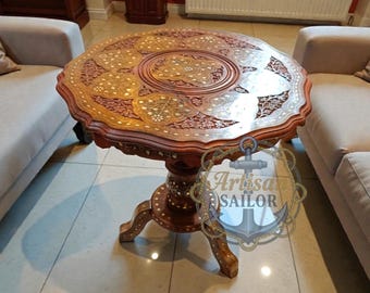 Mesa de madera con incrustaciones de latón: Pedestal bohemio tallado a mano para el hogar.
