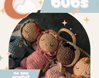 Puede incluir: Una colección de muñecos de ganchillo hechos a mano en varios colores, incluyendo azul, rosa y marrón, dispuestos en una cesta tejida. Los muñecos tienen los ojos cerrados y diseños con capucha. El texto en la imagen dice "bubs" y "no sew crochet pattern".