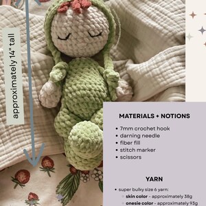 Puede incluir: Una mu&ntilde;eca de ganchillo hecha a mano, de aproximadamente 35.5 cm de altura, en posici&oacute;n sentada. La mu&ntilde;eca presenta una cara blanca, un pelele verde y una capucha verde con una peque&ntilde;a flor roja. Los ojos de la mu&ntilde;eca est&aacute;n cerrados.