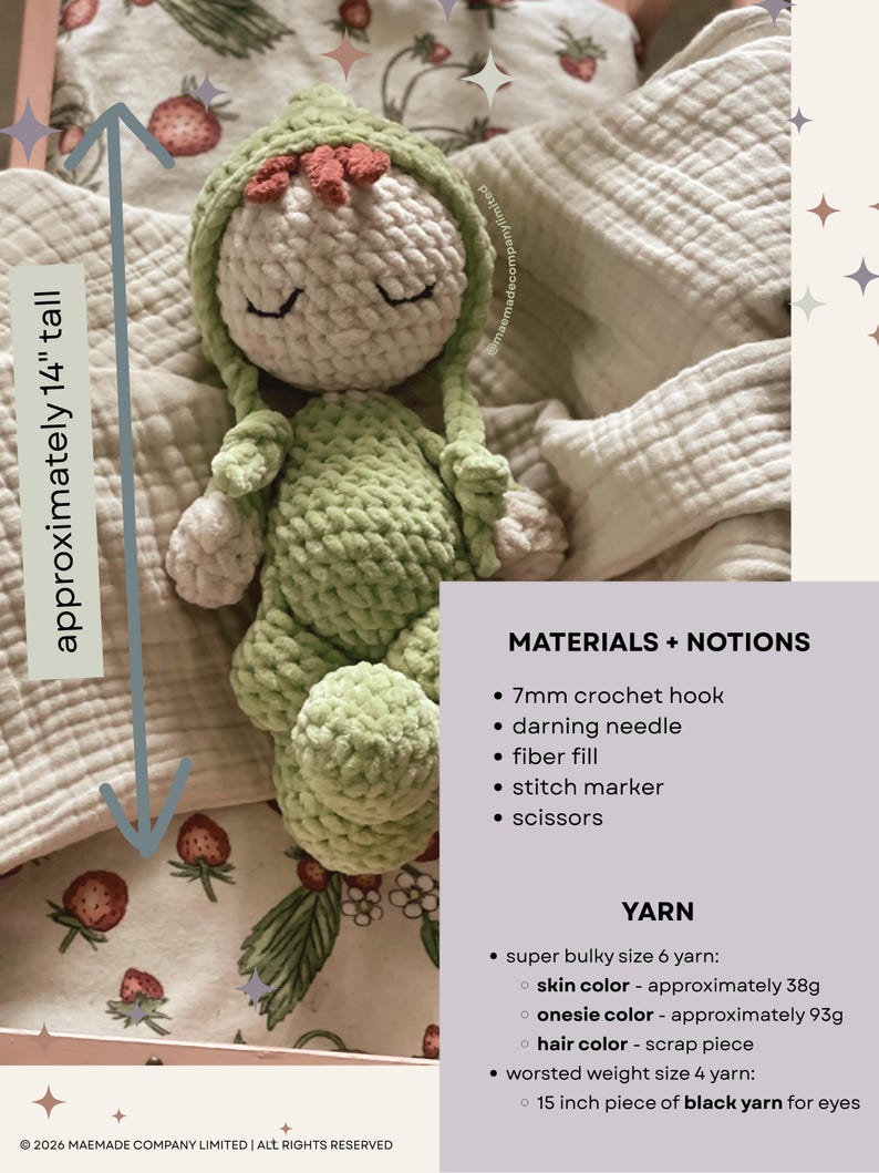 Puede incluir: Una mu&ntilde;eca de ganchillo hecha a mano, de aproximadamente 35.5 cm de altura, en posici&oacute;n sentada. La mu&ntilde;eca presenta una cara blanca, un pelele verde y una capucha verde con una peque&ntilde;a flor roja. Los ojos de la mu&ntilde;eca est&aacute;n cerrados.