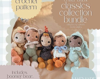 Puede incluir: Una colección de cinco peluches de ganchillo hechos a mano con diseños de animales, incluyendo un oso, un conejo y amigos con plumas. La imagen presenta el texto "no sew crochet pattern" y "critter bubs classics collection bundle".