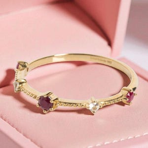Zierliche Rubin & CZ Stapeln Eternity Band Gold Minimalist Ring Juli Birthstone Geschenk für Sie