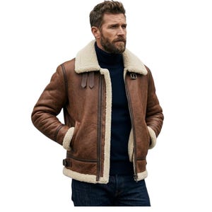 Könnte beinhalten: Braune Shearling-Jacke mit cremefarbenem Shearling-Kragen und -Futter. Die Jacke hat einen Schnallenkragenriemen, zwei Vordertaschen und einen Reißverschluss. Die Jacke wird über einem marineblauen Rollkragenpullover getragen.