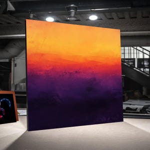 Puede incluir: Gran pintura abstracta con un degradado de colores. La obra de arte transita de un naranja vibrante en la parte superior, a través de tonos de rojo y morado, a un morado intenso en la parte inferior. La superficie texturizada sugiere óleo o acrílico.