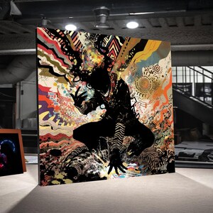 Puede incluir: Gran impresión artística en lienzo. Silueta negra de una persona en cuclillas sobre un fondo vibrante de patrones abstractos coloridos. La obra incorpora tonos de rojo, naranja, amarillo y azul.