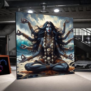 Op de afbeelding: Een canvas print met een veelarmige godheid met blauwe huid, versierd met schedelkettingen en gouden sieraden. Het kunstwerk toont de godheid in een meditatieve pose tegen een achtergrond van een strand en oceaangolven.