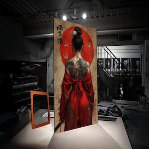 Puede incluir: Gran impresión artística rectangular que representa a una mujer con un kimono rojo y un tatuaje en la espalda. El fondo incluye un sol rojo, pájaros y texto japonés. La mujer sostiene una espada.
