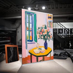 Tela de natureza morta floral vibrante, vaso colorido com flores, livro aberto e cena de janela, arte de parede aconchegante para casa, decoração de interiores com toques pictóricos.