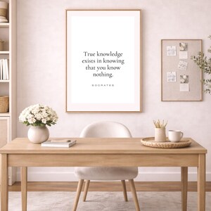 Minimalistisches Zitat Wandkunst, Schwarzweiß-Typografie, Sokrates Philosophisches Zitat Kunst, Neutrales Wohndekor