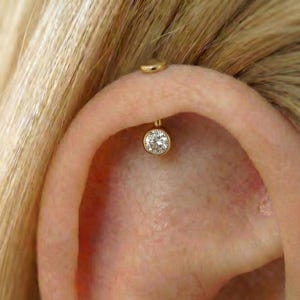 Pendiente minimalista vertical para hélice con circonita cúbica, base plana de titanio, labret para cartílago, rosca interna, joyería para hélice, ideal para orejas sensibles.