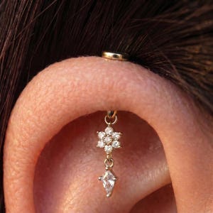 Boucle d'oreille hélix vertical en titane, clou de cartilage pendants, piercing hélix fleur, boucle d'oreille arrière plat, bijoux or argent pour elle