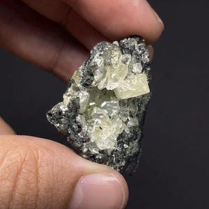Anglesita extremadamente rara en galena de Touissit, Marruecos