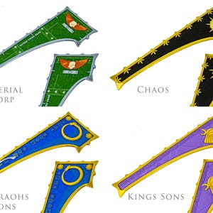 Peut inclure: Illustration de quatre banni&egrave;res aux designs uniques. Les banni&egrave;res sont &eacute;tiquet&eacute;es "Imperial Corp", "Chaos", "Pharaohs Sons" et "Kings Sons". Chaque banni&egrave;re pr&eacute;sente une palette de couleurs et un embl&egrave;me diff&eacute;rents, dont un cr&acirc;ne ail&eacute;, un soleil et une figure ail&eacute;e.