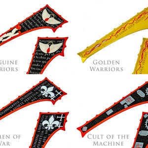Peut inclure: Quatre &eacute;cussons brod&eacute;s avec des motifs uniques. Les &eacute;cussons pr&eacute;sentent du texte et des illustrations, dont une colombe, une fleur de lys et un cr&acirc;ne. La palette de couleurs comprend le rouge, le noir, l'or et le blanc. Les &eacute;cussons sont &eacute;tiquet&eacute;s "Sanguine Warriors", "Golden Warriors", "Women of War" et "Cult of the Machine".