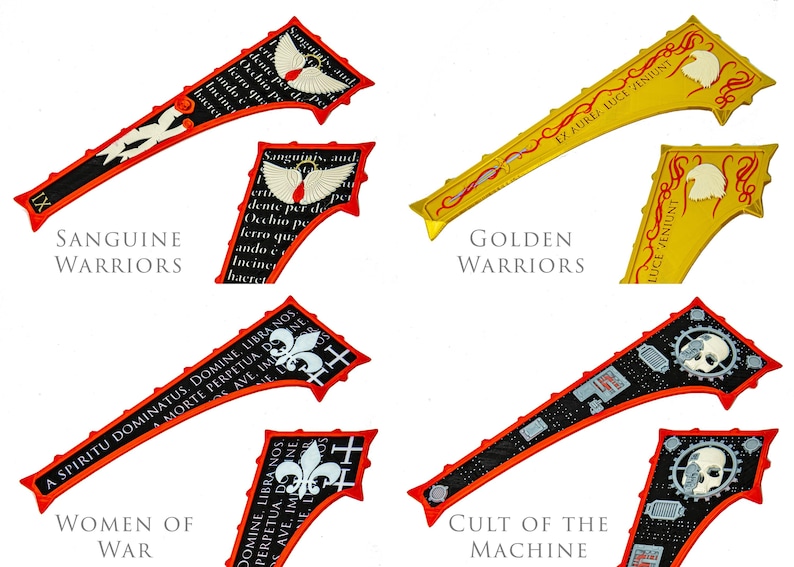 Peut inclure: Quatre &eacute;cussons brod&eacute;s avec des motifs uniques. Les &eacute;cussons pr&eacute;sentent du texte et des illustrations, dont une colombe, une fleur de lys et un cr&acirc;ne. La palette de couleurs comprend le rouge, le noir, l'or et le blanc. Les &eacute;cussons sont &eacute;tiquet&eacute;s "Sanguine Warriors", "Golden Warriors", "Women of War" et "Cult of the Machine".