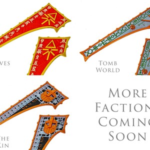 Peut inclure: Illustration de trois banni&egrave;res de factions avec des motifs d&eacute;taill&eacute;s. Les banni&egrave;res sont &eacute;tiquet&eacute;es "Elves", "Tomb World" et "The Kin". L'image comprend &eacute;galement le texte "More Factions Coming Soon."
