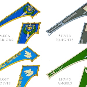Peut inclure: Quatre banni&egrave;res avec des motifs et du texte diff&eacute;rents. Les banni&egrave;res sont bleues, argent&eacute;es, vertes et bleues. Le texte sur les banni&egrave;res indique "Omega Warriors", "Silver Knights", "Frost Wolves" et "Lion's Angels".