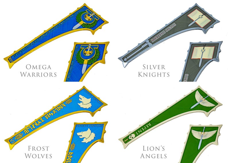 Peut inclure: Quatre banni&egrave;res avec des motifs et du texte diff&eacute;rents. Les banni&egrave;res sont bleues, argent&eacute;es, vertes et bleues. Le texte sur les banni&egrave;res indique "Omega Warriors", "Silver Knights", "Frost Wolves" et "Lion's Angels".