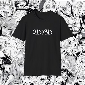 以下が含まれることがあります： 白い文字「2D>3D」が入った黒いTシャツ。背景には白黒のアニメ風イラストが描かれています。Tシャツはクルーネックです。