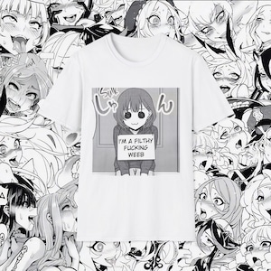 Könnte beinhalten: Weißes T-Shirt mit einer schwarz-weißen Manga-Grafik. Die Grafik zeigt eine Figur, die ein Schild mit der Aufschrift "I'M A FILTHY FUCKING WEEB" hält. Der Hintergrund ist mit Manga-Illustrationen gefüllt.