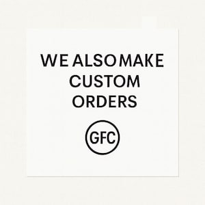 以下が含まれることがあります： 「WE ALSO MAKE CUSTOM ORDERS」と黒字で書かれた白い正方形。その下に「GFC」の文字が入った黒い円があります。