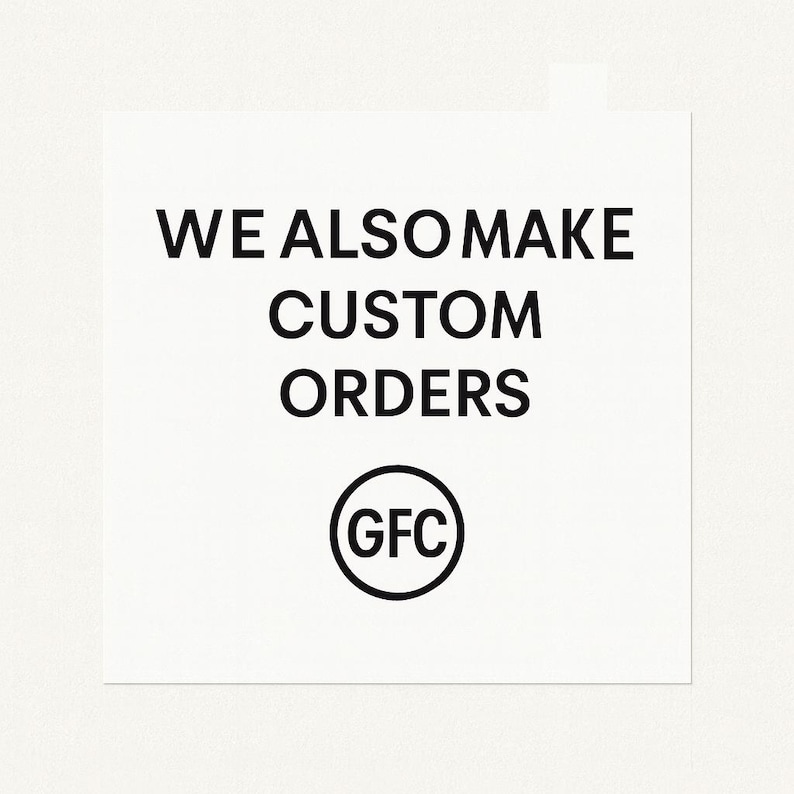 以下が含まれることがあります： 「WE ALSO MAKE CUSTOM ORDERS」と黒字で書かれた白い正方形。その下に「GFC」の文字が入った黒い円があります。