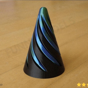 以下が含まれることがあります： 螺旋状の溝がある黒い円錐形のオブジェクト。溝は青と緑の色合いで強調され、グラデーション効果を生み出しています。明るい茶色の木製の表面に置かれています。