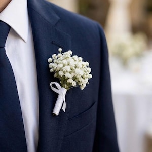 Boutonnière de paniculata seca para boda rústica, accesorio floral para la solapa de los padrinos de boda