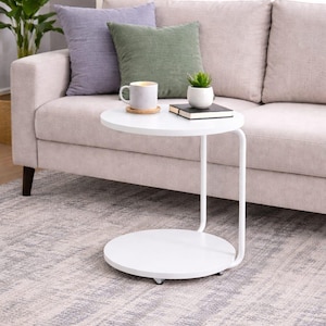 Mesa lateral redonda preta em formato de C com rodízios, móvel de destaque moderno