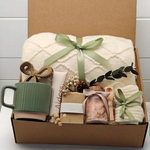 Umarmung in einer Box, Denke an Dich Box, Ermutigungsgeschenk, Geschenkbox für Frauen, Gemütliches Pflegepaket, Selbstpflegekorb, Decke Geschenkbox mit Tasse
