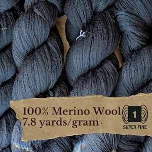Hilo de lana merino recuperada, grosor fingering, "Void Cat" negro, hilo reciclado para suéter, ideal para tejer y crochet.