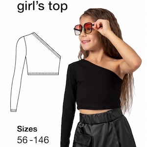 以下が含まれることがあります： 黒のワンショルダーのトップスと長袖、黒のスカート。画像にはトップの図と「One-shoulder girl's top」と「Sizes 56-146」というテキストが含まれています。