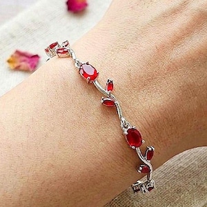 Armband med rött rubin, silverfärgade vinbladssmycken, ovalt armband med botanisk kedja och ädelstenar, elegant naturinspirerad blomma, jubileumspresent till henne