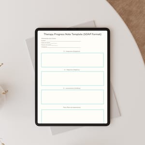 Puede incluir: Una tableta negra que muestra una plantilla de nota de progreso de terapia en formato SOAP. La plantilla incluye secciones para subjetivo, objetivo, evaluación y plan, con texto en inglés y español. La tableta está sobre una superficie blanca.