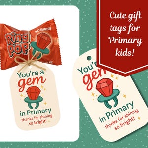 Puede incluir: Una etiqueta de regalo con el texto "You're a gem in Primary" y un caramelo Ring Pop. El Ring Pop es con sabor a sandía. La etiqueta está atada con hilo al caramelo.