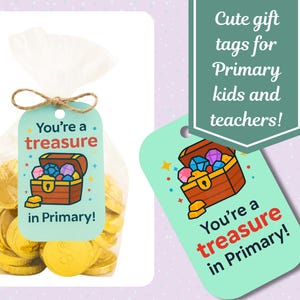 Op de afbeelding: Een cadeauzakje gevuld met gouden munten, vastgebonden met touw, en een label met de tekst "You're a treasure in Primary!" Het label toont een schatkistillustratie. Een tweede label met hetzelfde ontwerp wordt ook getoond.