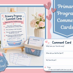 Op de afbeelding: Een Primary Program Comment Cards bord op een houten ezel, een lichtblauw gevlochten mandje gevuld met lege commentaarkaarten en diverse losse kaarten. De kaarten bevatten vragen zoals What was your favorite song en When did you feel the Spirit.